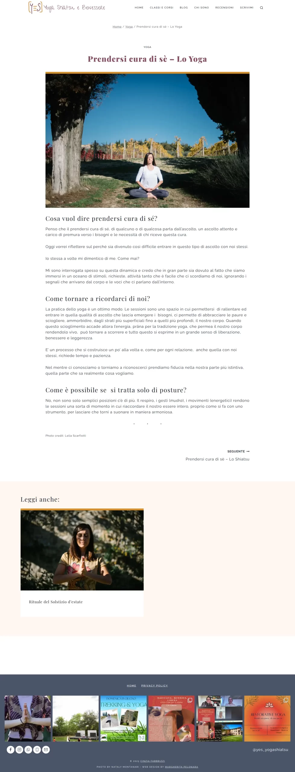 Screenshot di un articolo del blog con una foto in evidenza di una donna seduta a gambe incrociate in una posizione yoga all'aperto, tra la vegetazione, con un cielo azzurro sullo sfondo.